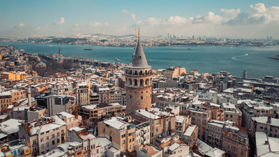 İstanbul'daki Galata Kulesi'nin kuşbakışı görünümü
